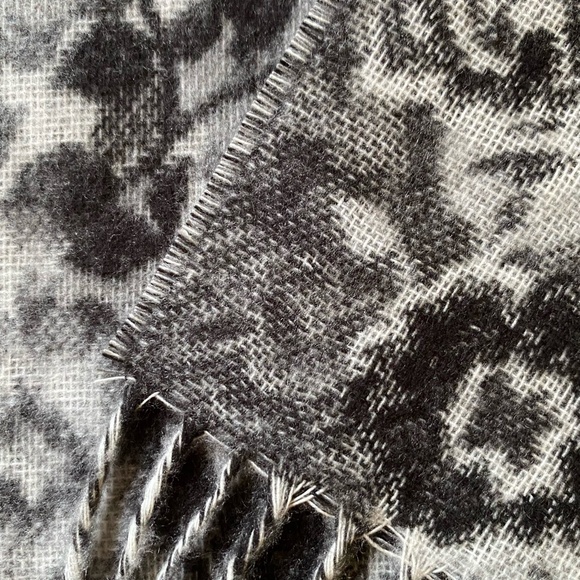 V.Frass Cashmink Acrylic Soft Grey Floral Winter Scarf- Made in Germany - Picture 6 of 14